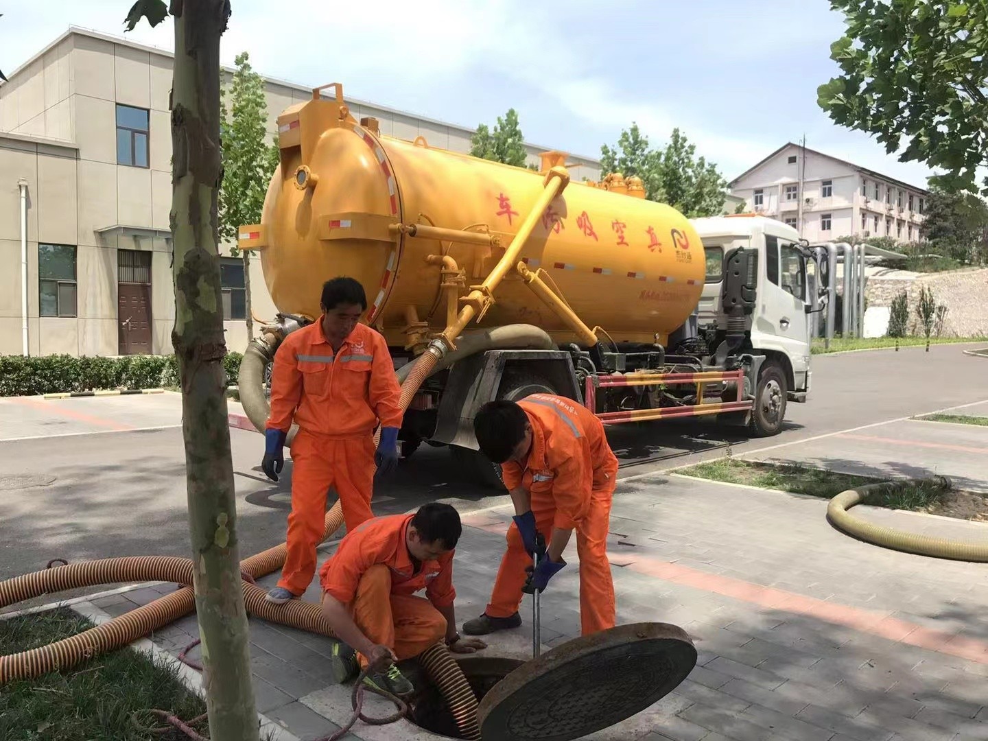 朔州管道疏通车停在窨井附近